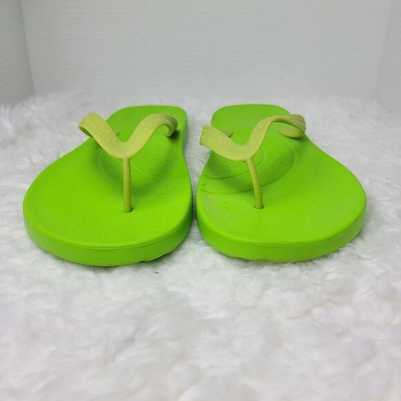 Crocs Chawaii Men's Size 11 Flip Flops Thongs Volt Green Beach Comfort - Picture 2 of 11